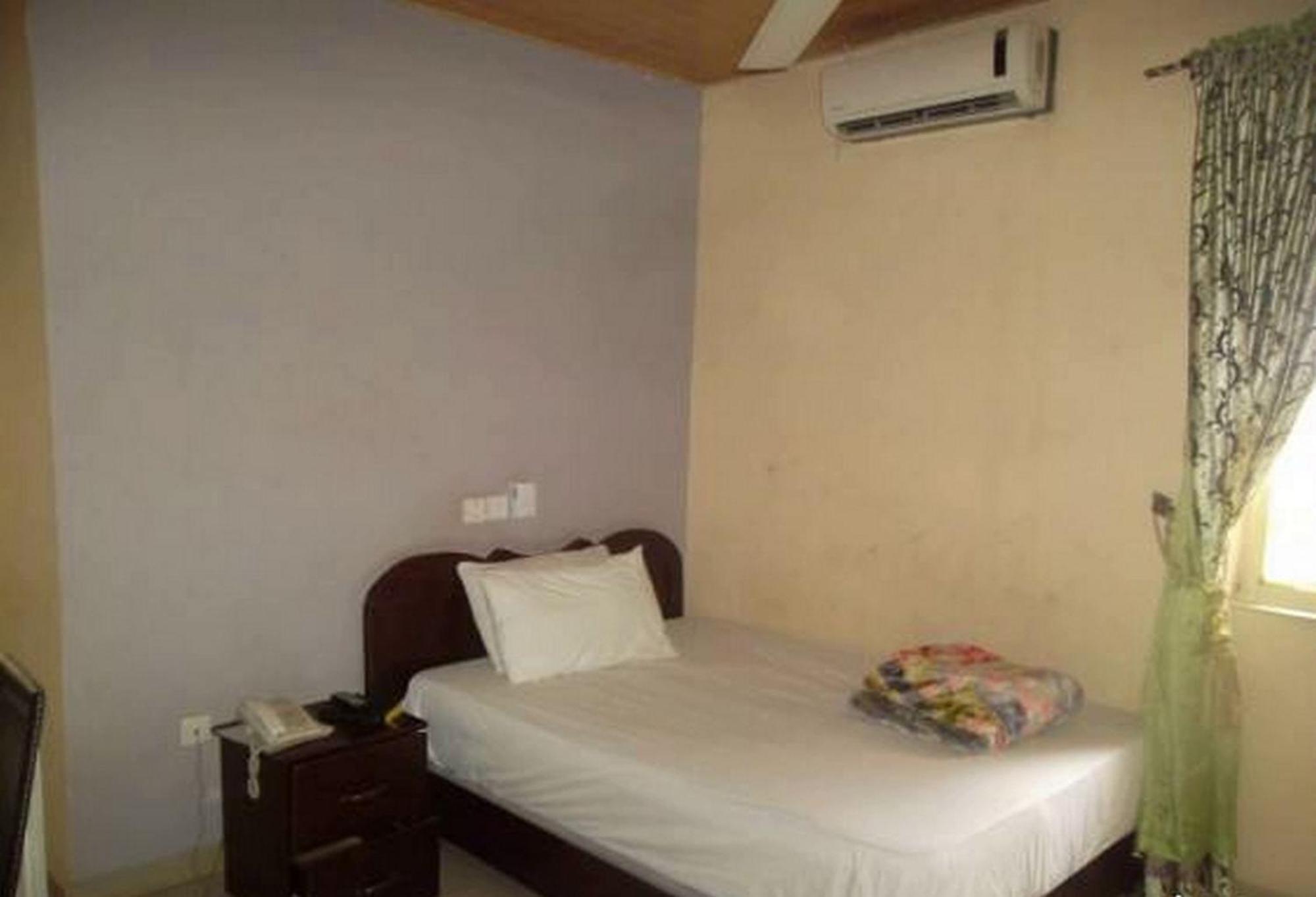 Room In Lodge - Clen-Phil Hotels And Suite Port Harcourt Exterior photo